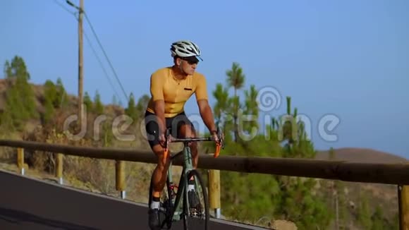 一个专业的骑自行车的人为铁人训练的到来做准备视频的预览图