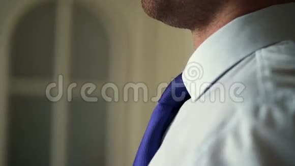 男人系蓝色领带视频的预览图