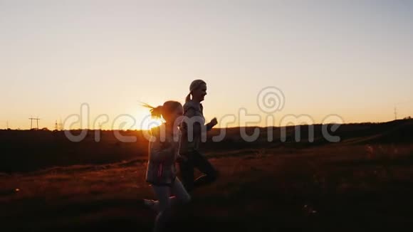 妈妈和女儿在夕阳下赛车与孩子相处愉快生活方式活跃视频的预览图