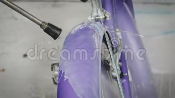 在洗车场用压力清洗自行车视频的预览图