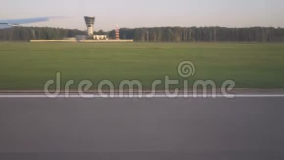 从飞机窗口看在机场起飞视频的预览图