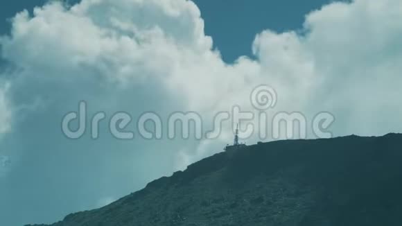 一些云在山上移动的时间佩利斯特视频的预览图