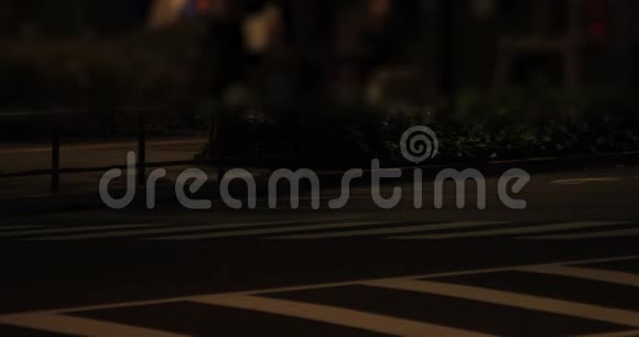 东京商业小镇上行走的人的夜景视频的预览图