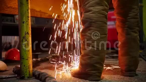 建筑工厂一团火在工人附近的地板上闪闪发光视频的预览图