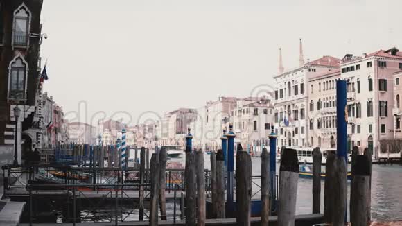 古建筑的大气景观和美丽的木制贡多拉码头在威尼斯街道运河与船在意大利视频的预览图
