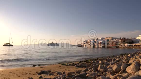 希腊米科诺斯小威尼斯美丽的日落希腊群岛的浪漫景点视频的预览图