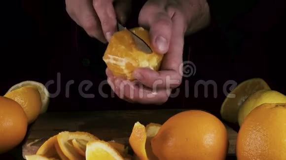 一个人切一片橘子视频的预览图