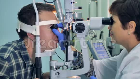 医生正在用特殊设备检查人的视力视频的预览图