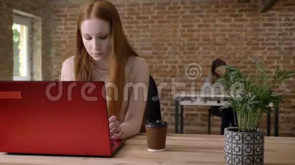 年轻忙碌的姜女士在办公室里用笔记本电脑工作喝咖啡工作理念沟通理念视频的预览图