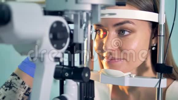 这位年轻女士眼睛都被特殊的眼科设备检查过了视频的预览图