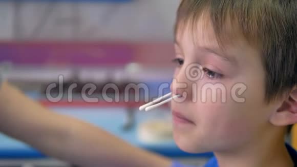 在鼻部手术时男孩的脸紧闭视频的预览图