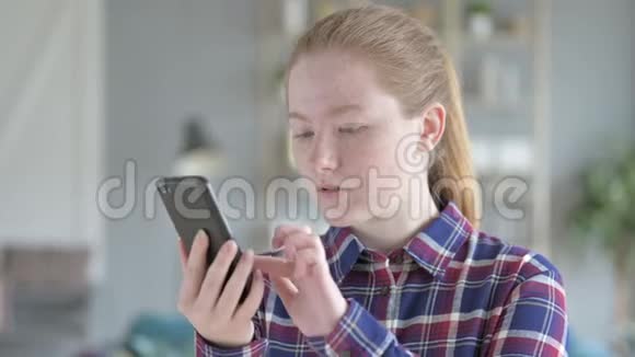 年轻女性使用智能手机表情震惊视频的预览图