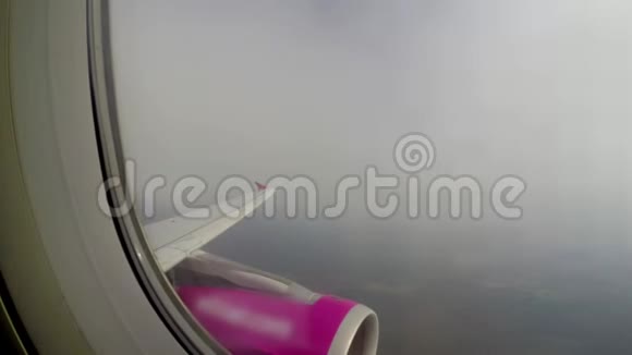 湍流穿过云层飞机晃动舷窗视野视频的预览图