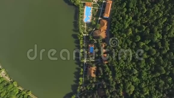 洛波塔湖和豪华度假胜地有游泳池鸟瞰卡赫蒂地区格鲁吉亚视频的预览图