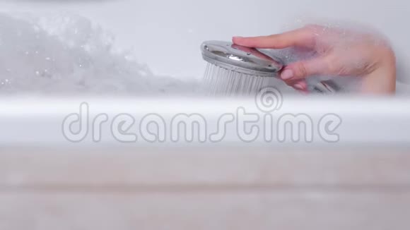 女人正在用泡沫洗澡她从淋浴中倒出她的身体水手特写视频的预览图
