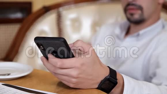 办公室里餐桌上的秃头男人在喝咖啡视频的预览图