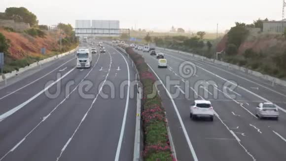 一条车道双向道路的时间流逝车辆在早晨通过视频的预览图