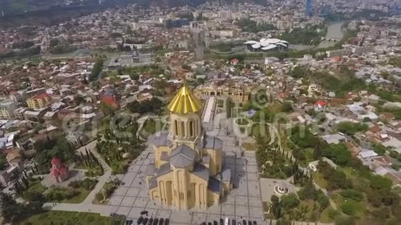 第比利斯老圣三一大教堂建筑地标格鲁吉亚景观视频的预览图