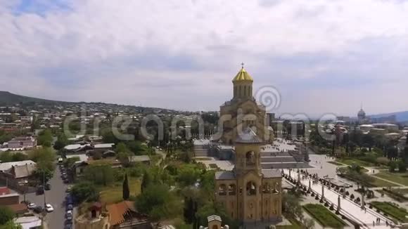 第比利斯圣三一大教堂的巨大领土著名的基督教圣地视频的预览图