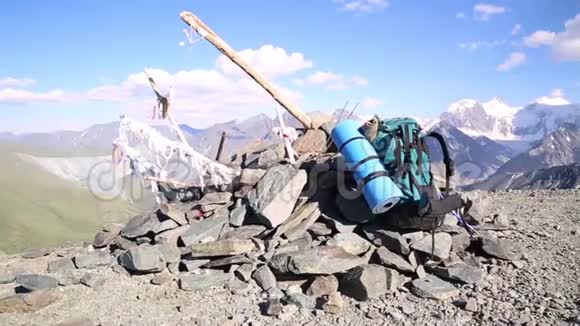 旅游背包躺在山顶上视频的预览图