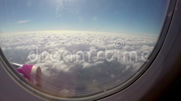 美丽的云彩飞机乘客的角度涡轮高度视频的预览图