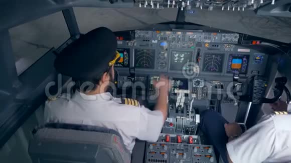 两名飞行员准备乘坐模拟器飞行4K视频的预览图