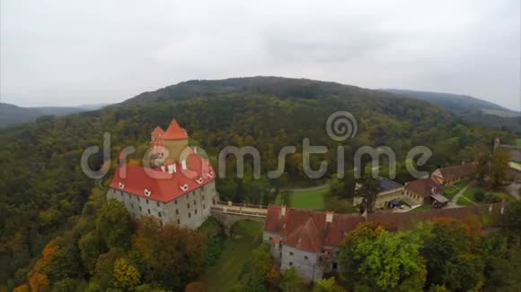 11世纪的欧洲城堡红色屋顶空中拍摄视频的预览图