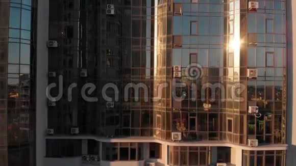 现代设计摩天大楼的空中拍摄室外有玻璃窗现代公寓建筑玻璃立面视频的预览图