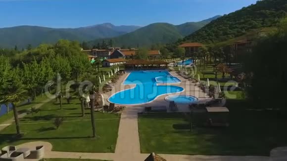 高加索山脉环绕的带游泳池的豪华度假综合体视频的预览图