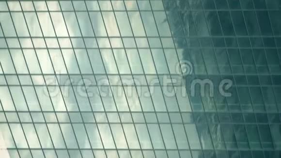 现代办公室摩天大楼窗户视频的预览图