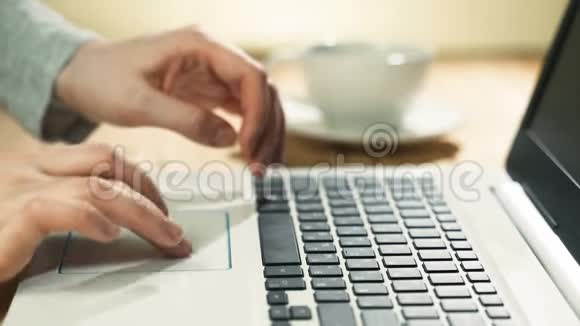 一位漂亮的女商人正坐在一张桌子旁手里拿着一台笔记本电脑在咖啡馆工作视频的预览图