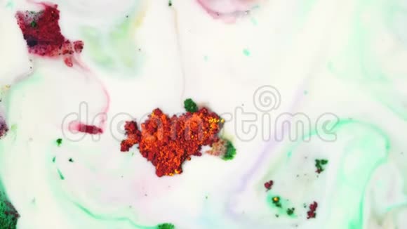 特写五颜六色的橙色红色粉末在白色液体表面与彩色污渍色彩斑斓的概念视频的预览图