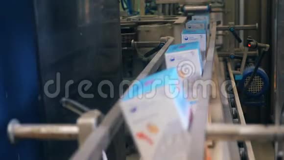 纸板箱在工厂的工业线上移动视频的预览图