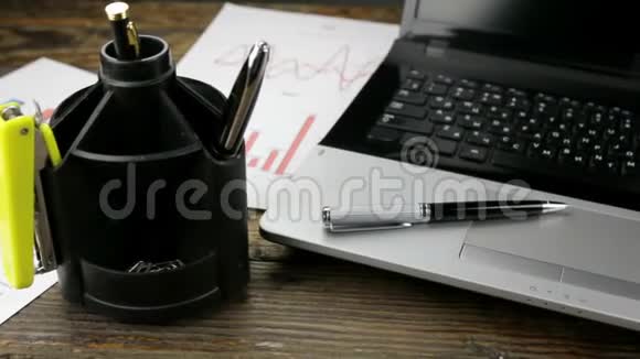 滑块射击特写桌面笔记本电脑笔和眼镜视频的预览图