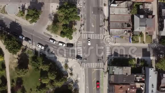 4K在多伦多市中心的一个十字路口视频的预览图