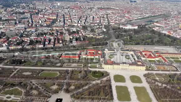 下午乘飞机飞越维也纳的Schonbrunn公园从上面看宫殿奥地利视频的预览图