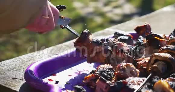 烤肉串上的肉去除肉串上的美味烤肉视频的预览图