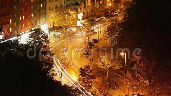 城市街道夜间时间推移长时间暴露交通灯汽车视频的预览图