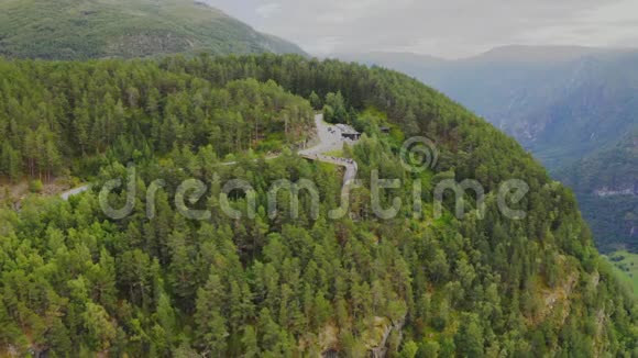 斯泰加斯特的空中镜头体验壮观的观景台距离Aurlandsfjord650米视频的预览图