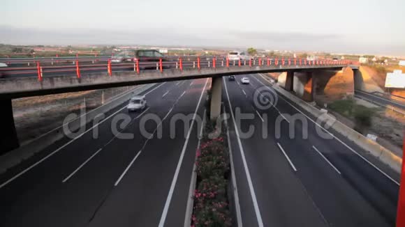 一条车道双向道路的时间流逝车辆在早晨通过视频的预览图