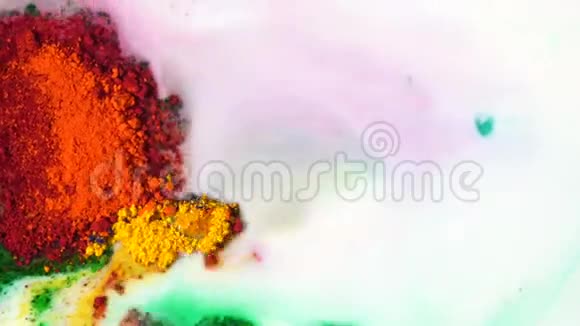 在白色液体表面上特写五颜六色的红色黄色橙色和绿色颜料色彩斑斓的概念视频的预览图
