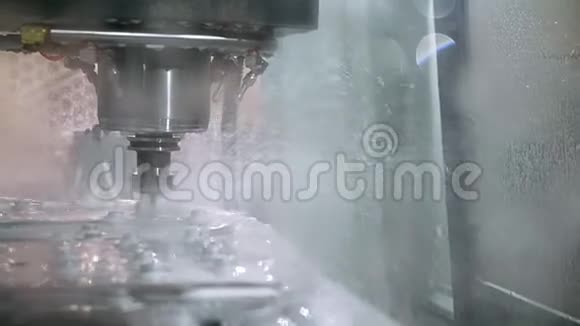 用液体冷却和水溅在工厂背景上的自动切割钣金机构的镜头视频的预览图