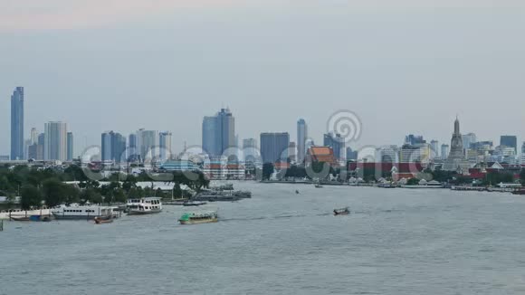 潮法拉河与曼谷城市和寺庙在苏塞视频的预览图