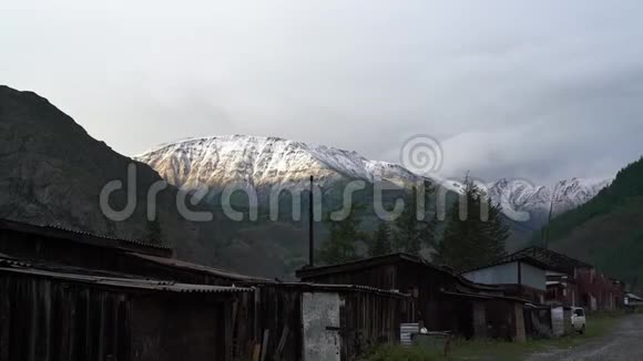 村后雪山山峰视频的预览图