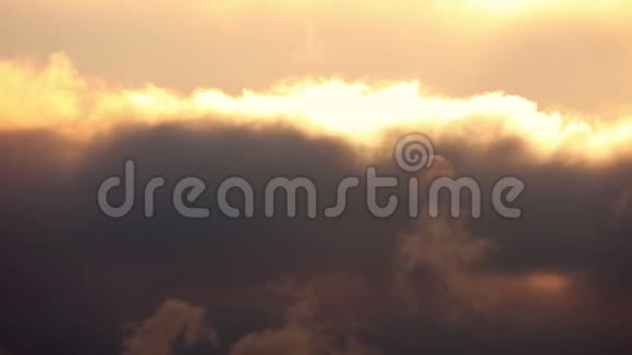 厚厚的云和太阳快速运动视频的预览图