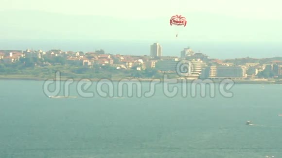 保加利亚阳光海滩海湾上的滑翔伞视频的预览图