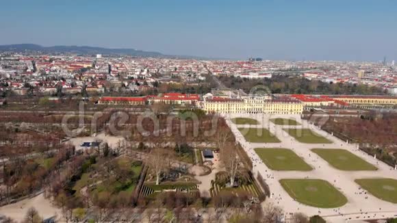 下午乘飞机飞越维也纳的Schonbrunn公园从上面看宫殿视频的预览图