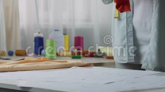 室内设计师女性桌子上的测量窗帘材料家用产品视频的预览图
