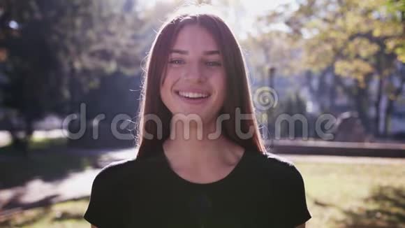 一个年轻女孩摸她脸的肖像视频的预览图