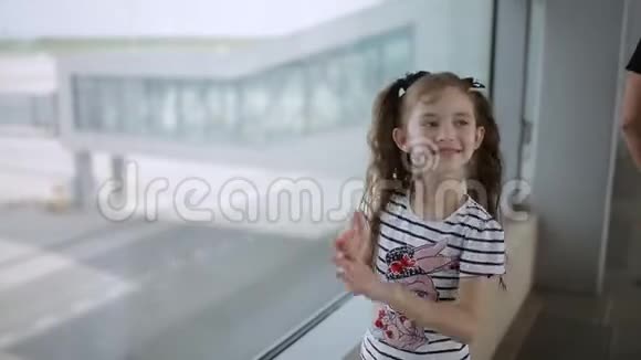 小女孩在机场向窗外看视频的预览图
